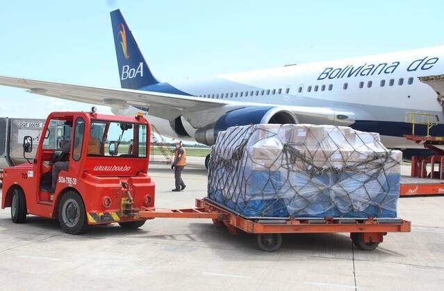Airport workers unload today from a plane of the state airline BoA from Bombay, the batch of more than 15 tons of medicines for the treatment of covid-19, at the Viru Viru international airport in the city of Santa Cruz, Bolivia 18 February 2021. A batch of more than 15 tons of drugs for the treatment of covid-19 arrived in Bolivia this Thursday from India, as part of a government plan to purchase supplies directly from laboratories and pharmaceutical companies and avoid price speculation. Bolivia buys more than 15 tons of drugs against covid in India !ACHTUNG: NUR REDAKTIONELLE NUTZUNG!  Copyright: xJUANxCARLOSxTORREJONx AME6761 20210218-637492717303687053
