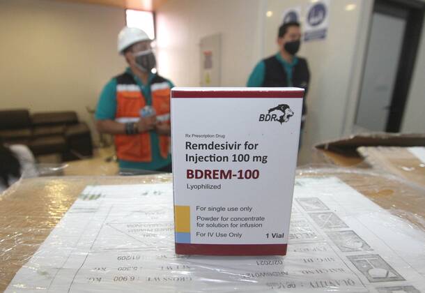 Image of one of the 30,000 doses of Remdesivir that is part of the batch of more than 15 tons of drugs for the treatment of covid-19 from India, which arrived today at the Viru Viru international airport in the city of Santa Cruz, Bolivia 18 February 2021. A batch of more than 15 tons of drugs for the treatment of covid-19 arrived in Bolivia this Thursday from India, as part of a government plan to purchase supplies directly from laboratories and pharmaceutical companies and avoid price speculation. Bolivia buys more than 15 tons of drugs against covid in India !ACHTUNG: NUR REDAKTIONELLE NUTZUNG!  Copyright: xJUANxCARLOSxTORREJONx AME6765 20210218-637492717946972428