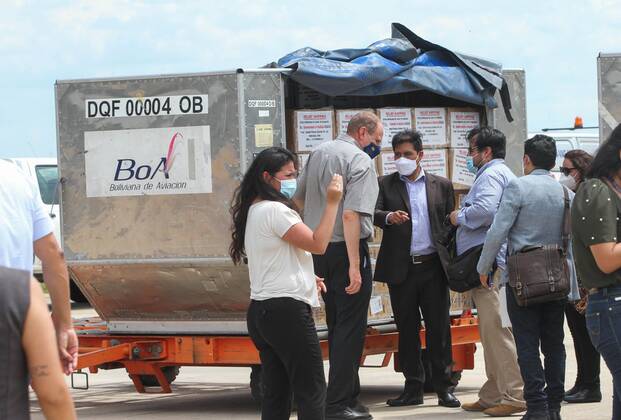 The Minister of Health, Jeyson Auza (C), accompanied by the Vice Minister of Foreign Trade and Integration, Benjamin Blanco (L), today receive the batch of more than 15 tons of drugs for the treatment of covid-19 from India , at the Viru Viru International Airport in the city of Santa Cruz, Bolivia 18 February 2021. A batch of more than 15 tons of drugs for the treatment of covid-19 arrived in Bolivia this Thursday from India, as part of a government plan to purchase supplies directly from laboratories and pharmaceutical companies and avoid price speculation. Bolivia buys more than 15 tons of drugs against covid in India !ACHTUNG: NUR REDAKTIONELLE NUTZUNG!  Copyright: xJUANxCARLOSxTORREJONx AME6764 20210218-637492719797296765