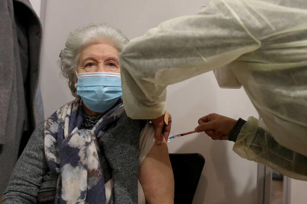 February 18, 2021, Lisbon, Portugal: A woman receives a first dose of the Pfizer-BioNTech Covid-19 vaccine at Sao Domingos de Rana sports complex, in Cascais, Portugal, on February 18, 2021. Portugal continues with the first phase of inoculation against COVID-19 for citizens over 80 or belonging to risk groups as the number of new officially confirmed COVID-19 cases has been falling since the end of January. Lisbon Portugal - ZUMAf123 20210218_zap_f123_001 Copyright: xPedroxFiuzax