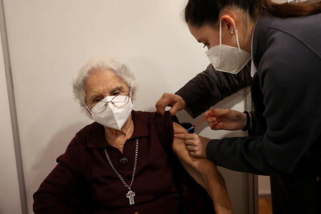 February 18, 2021, Lisbon, Portugal: A woman receives a first dose of the Pfizer-BioNTech Covid-19 vaccine at Sao Domingos de Rana sports complex, in Cascais, Portugal, on February 18, 2021. Portugal continues with the first phase of inoculation against COVID-19 for citizens over 80 or belonging to risk groups as the number of new officially confirmed COVID-19 cases has been falling since the end of January. Lisbon Portugal - ZUMAf123 20210218_zap_f123_009 Copyright: xPedroxFiuzax