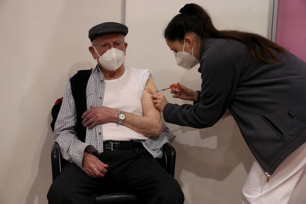 February 18, 2021, Lisbon, Portugal: A men receives a first dose of the Pfizer-BioNTech Covid-19 vaccine at Sao Domingos de Rana sports complex, in Cascais, Portugal, on February 18, 2021. Portugal continues with the first phase of inoculation against COVID-19 for citizens over 80 or belonging to risk groups as the number of new officially confirmed COVID-19 cases has been falling since the end of January. Lisbon Portugal - ZUMAf123 20210218_zap_f123_010 Copyright: xPedroxFiuzax