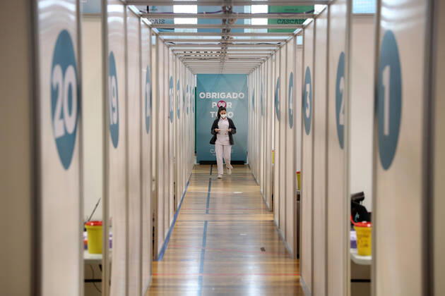 February 18, 2021, Lisbon, Portugal: A health technician holding a tray with the Pfizer-BioNTech Covid-19 vaccines walks between vaccination booths at Sao Domingos de Rana sports complex, in Cascais, Portugal, on February 18, 2021. Portugal continues with the first phase of inoculation against COVID-19 for citizens over 80 or belonging to risk groups as the number of new officially confirmed COVID-19 cases has been falling since the end of January. Lisbon Portugal - ZUMAf123 20210218_zap_f123_012 Copyright: xPedroxFiuzax