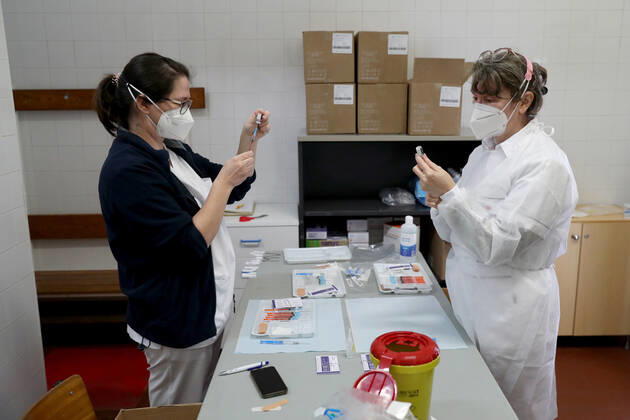February 18, 2021, Lisbon, Portugal: Health technicians fill up syringes with doses of the Pfizer-BioNTech Covid-19 vaccine at Sao Domingos de Rana sports complex, in Cascais, Portugal, on February 18, 2021. Portugal continues with the first phase of inoculation against COVID-19 for citizens over 80 or belonging to risk groups as the number of new officially confirmed COVID-19 cases has been falling since the end of January. Lisbon Portugal - ZUMAf123 20210218_zap_f123_014 Copyright: xPedroxFiuzax