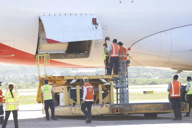 Airport workers unload the shipment with 4,000 Russian Sputnik V vaccines that arrived at Silvio Pettiross airport, in Ciudad Luque, Paraguay, 18 February 2021. 4,000 doses of the Russian Sputnik V vaccine arrive in Paraguay !ACHTUNG: NUR REDAKTIONELLE NUTZUNG!  Copyright: xNathaliaxAguilarx AME6815 20210218-637492850781307371