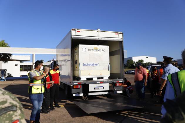 Airport workers unload the shipment with 4,000 Russian Sputnik V vaccines that arrived at Silvio Pettiross airport, in Ciudad Luque, Paraguay, 18 February 2021. 4,000 doses of the Russian Sputnik V vaccine arrive in Paraguay !ACHTUNG: NUR REDAKTIONELLE NUTZUNG!  Copyright: xNathaliaxAguilarx AME6797 20210218-637492851465530476