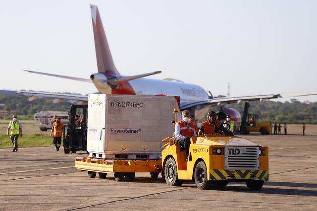 Airport workers unload the shipment with 4,000 Russian Sputnik V vaccines that arrived at Silvio Pettiross airport, in Ciudad Luque, Paraguay, 18 February 2021. 4,000 doses of the Russian Sputnik V vaccine arrive in Paraguay !ACHTUNG: NUR REDAKTIONELLE NUTZUNG!  Copyright: xNathaliaxAguilarx AME6802 20210218-637492851554749788