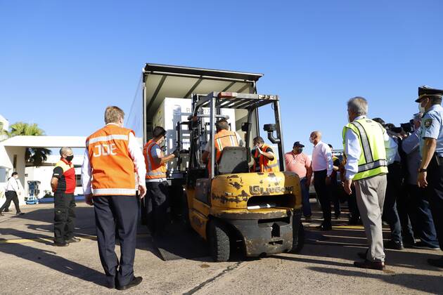 Airport workers unload the shipment with 4,000 Russian Sputnik V vaccines that arrived at Silvio Pettiross airport, in Ciudad Luque, Paraguay, 18 February 2021. 4,000 doses of the Russian Sputnik V vaccine arrive in Paraguay !ACHTUNG: NUR REDAKTIONELLE NUTZUNG!  Copyright: xNathaliaxAguilarx AME6798 20210218-637492851483499407