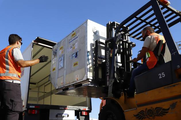 Airport workers unload the shipment with 4,000 Russian Sputnik V vaccines that arrived at Silvio Pettiross airport, in Ciudad Luque, Paraguay, 18 February 2021. 4,000 doses of the Russian Sputnik V vaccine arrive in Paraguay !ACHTUNG: NUR REDAKTIONELLE NUTZUNG!  Copyright: xNathaliaxAguilarx AME6794 20210218-637492851536937170