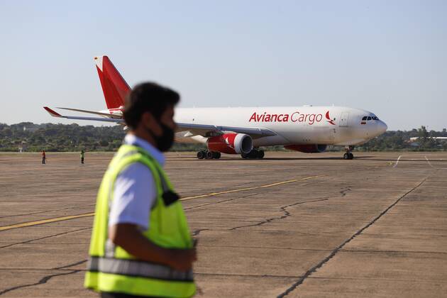 A picture taken showing the arrival of an Avianca airline plane with a shipment of 4,000 Russian Sputnik V vaccines that arrived at Silvio Pettiross airport, in Ciudad Luque, Paraguay, 18 February 2021. 4,000 doses of the Russian Sputnik V vaccine arrive in Paraguay !ACHTUNG: NUR REDAKTIONELLE NUTZUNG!  Copyright: xNathaliaxAguilarx AME6821 20210218-637492852172722490