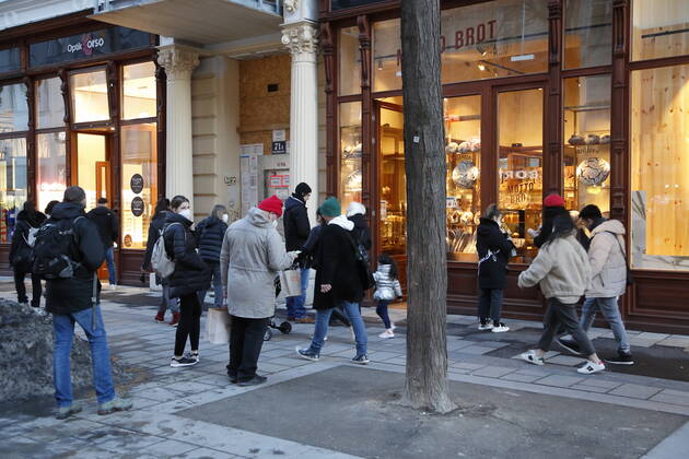 Covid-19: Corona-Situation in Wien Wien, Neubau, Mariahilf, 18.02.2021 Impressionen Corona-Pandemie, Corona, Corona-Virus, CoV 2, Covid 19, Sars, Virus, Virusinfektion, Pandemie, CoronakriseKrise, Viruserkrankung, Coronavirus, SARS-CoV-2 Handel, Menschenschlangen, Mariahilferstraße Wien Austria