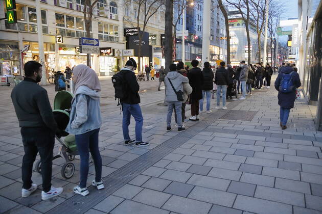 Covid-19: Corona-Situation in Wien Wien, Neubau, Mariahilf, 18.02.2021 Impressionen Corona-Pandemie, Corona, Corona-Virus, CoV 2, Covid 19, Sars, Virus, Virusinfektion, Pandemie, CoronakriseKrise, Viruserkrankung, Coronavirus, SARS-CoV-2 Handel, Menschenschlangen, Mariahilferstraße Wien Austria