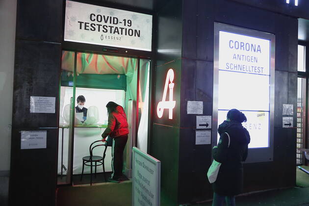 Covid-19: Corona-Situation in Wien Wien, Neubau, Mariahilf, 18.02.2021 Impressionen Corona-Pandemie, Corona, Corona-Virus, CoV 2, Covid 19, Sars, Virus, Virusinfektion, Pandemie, CoronakriseKrise, Viruserkrankung, Coronavirus, SARS-CoV-2 Maskenpflicht, FFP - Maske, FFP2 - Maske, Mund - Nasenschutzmasken, Atemschutzmaske, Atemmaske, Gesichtsmaske, Mund-Nasen-Masken, Schutzmaske, MNS, Mund-Nasen-Schutz, Einwegmasken, Einwegmaske, Papiermasken, Corona-Mundschutz, Maskentragen, Maske Kostenloser Antigen - Test in Apotheke Schnelltest, Coronatest, Antigentest, Antikörpertest, Antigen-Test, Antikörper-Test, Freitesten Wien Austria