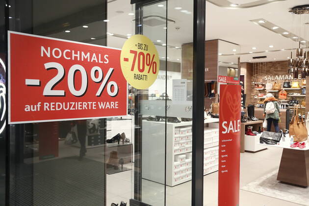 Covid-19: Corona-Situation in Wien Wien, Neubau, Mariahilf, 18.02.2021 Impressionen Corona-Pandemie, Corona, Corona-Virus, CoV 2, Covid 19, Sars, Virus, Virusinfektion, Pandemie, CoronakriseKrise, Viruserkrankung, Coronavirus, SARS-CoV-2 Sale, Ausverkauf, Rausverkauf, Abverkauf, Prozente, Handel, Bekleidungsindustrie, Wirtschaftsflaute Wien Austria