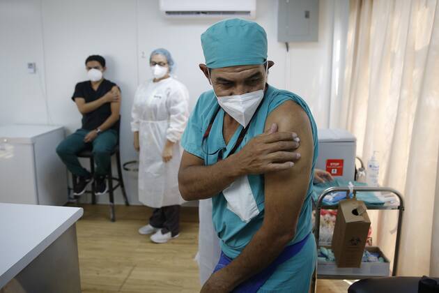 Doctors and health personnel from the Rosales National Hospital received the vaccine to prevent covid-19 in San Salvador, El Salvador, 18 February 2021. The Central American country added its second day of vaccination against the SARS-CoV-2 coronavirus at a time when deaths from covid-19 total is 433 so far in 2021. El Salvador advances in vaccination as deaths from covid total 433 in 2021 !ACHTUNG: NUR REDAKTIONELLE NUTZUNG!  Copyright: xRodrigoxSurax AME6841 20210218-637492867385636446