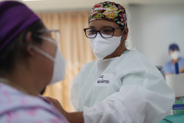 Doctors and health personnel from the Rosales National Hospital received the vaccine to prevent covid-19 in San Salvador, El Salvador, 18 February 2021. The Central American country added its second day of vaccination against the SARS-CoV-2 coronavirus at a time when deaths from covid-19 total is 433 so far in 2021. El Salvador advances in vaccination as deaths from covid total 433 in 2021 !ACHTUNG: NUR REDAKTIONELLE NUTZUNG!  Copyright: xRodrigoxSurax AME6866 20210218-637492867396105285