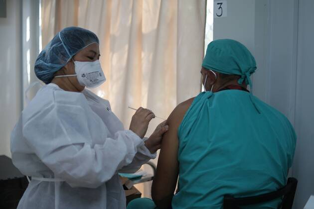 Doctors and health personnel from the Rosales National Hospital received the vaccine to prevent covid-19 in San Salvador, El Salvador, 18 February 2021. The Central American country added its second day of vaccination against the SARS-CoV-2 coronavirus at a time when deaths from covid-19 total is 433 so far in 2021. El Salvador advances in vaccination as deaths from covid total 433 in 2021 !ACHTUNG: NUR REDAKTIONELLE NUTZUNG!  Copyright: xRodrigoxSurax AME6865 20210218-637492867406105342
