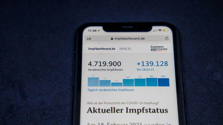 Impfdashboard des Bundesministerium für Gesundheit - Aktueller Impfstatus DEU, Deutschland, Berlin, 19.02.2021: Impfdashboard.de Stand: 19. Februar 2021, 09:40 Uhr, angezeigt auf einem iPhone. Fortschritt der COVIDâ -â 19â -â Impfung.