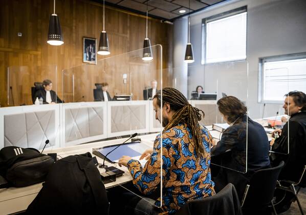 DEN HAAG - Viruswaarheid-voorman Willem Engel (L) en advocaten Jeroen Pols (M) en Gerben van de Corput (R) namens protestgroep Viruswaarheid voor aanvang van de zitting waarin het hof zich buigt over het door de Staat aangetekende hoger beroep over het opheffen van de avondklok. De rechter besloot in een kort geding, aangespannen door protestgroep Viruswaarheid, dat de avondklok van tafel moet. De Nederlandse staat ging vervolgens in hoger beroep. ANP REMKO DE WAAL Copyright: xHollandsexHoogtex xxANPx x428419833x