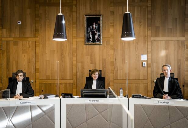 News Bilder des Tages DEN HAAG - Leden van het gerechtshof (raadsheren en griffier) en advocaten voor aanvang van de zitting waarin het hof zich buigt over het door de Staat aangetekende hoger beroep over het opheffen van de avondklok. De rechter besloot in een kort geding, aangespannen door protestgroep Viruswaarheid, dat de avondklok van tafel moet. De Nederlandse staat ging vervolgens in hoger beroep. ANP REMKO DE WAAL Copyright: xHollandsexHoogtex xxANPx x428419861x