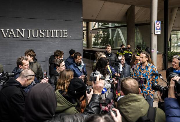 DEN HAAG - Voorman Willem Engel van protestgroep Viruswaarheid tijdens een schorsing bij het gerechtshof waar het hoger beroep over het opheffen van de avondklok dient. De rechter besloot in een kort geding, aangespannen door protestgroep Viruswaarheid, dat de avondklok van tafel moet. De Nederlandse staat ging vervolgens in hoger beroep. ANP REMKO DE WAAL Copyright: xHollandsexHoogtex xxANPx x428425278x