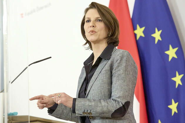 - Wien 19.02.2021 - Coronavirus Krise - Heute am Nachmittag hat die Europa- und Verfassungsministerin Karoline Edtstadler (ÖVP) zu einer kurzfristig angesetzten Pressekonferenz zum Thema: Bundesstaatsanwalt ins Bundeskanzleramt geladen. PHOTO: Verfassungsministerin Karoline Edtstadler (ÖVP) während der PK Vienna, Austria - Coronavirus Crisis - This afternoon, the ÖVP invited to a short-term press conference on the subject: federal attorney . PK Edtstadler zu Bundesstaatsanwalt