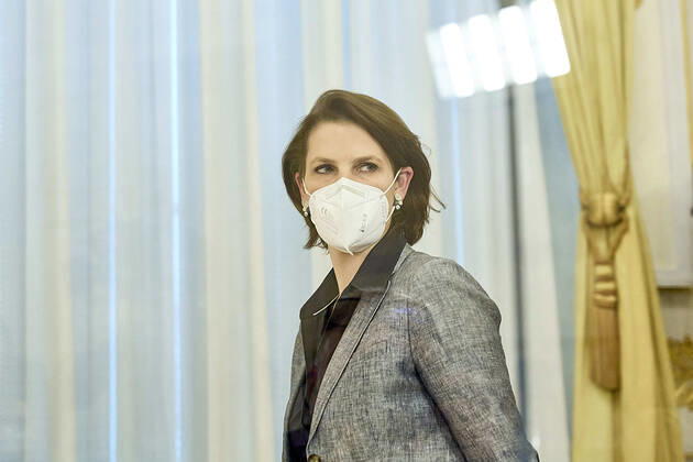 - Wien 19.02.2021 - Coronavirus Krise - Heute am Nachmittag hat die Europa- und Verfassungsministerin Karoline Edtstadler (ÖVP) zu einer kurzfristig angesetzten Pressekonferenz zum Thema: Bundesstaatsanwalt ins Bundeskanzleramt geladen. PHOTO: Verfassungsministerin Karoline Edtstadler (ÖVP) während der PK Vienna, Austria - Coronavirus Crisis - This afternoon, the ÖVP invited to a short-term press conference on the subject: federal attorney . PK Edtstadler zu Bundesstaatsanwalt