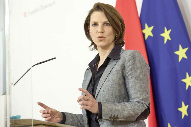 - Wien 19.02.2021 - Coronavirus Krise - Heute am Nachmittag hat die Europa- und Verfassungsministerin Karoline Edtstadler (ÖVP) zu einer kurzfristig angesetzten Pressekonferenz zum Thema: Bundesstaatsanwalt ins Bundeskanzleramt geladen. PHOTO: Verfassungsministerin Karoline Edtstadler (ÖVP) während der PK Vienna, Austria - Coronavirus Crisis - This afternoon, the ÖVP invited to a short-term press conference on the subject: federal attorney . PK Edtstadler zu Bundesstaatsanwalt