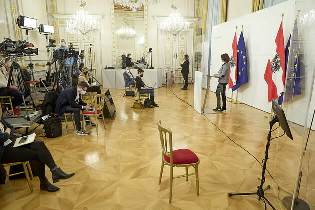 - Wien 19.02.2021 - Coronavirus Krise - Heute am Nachmittag hat die Europa- und Verfassungsministerin Karoline Edtstadler (ÖVP) zu einer kurzfristig angesetzten Pressekonferenz zum Thema: Bundesstaatsanwalt ins Bundeskanzleramt geladen. PHOTO: Verfassungsministerin Karoline Edtstadler (ÖVP) während der PK Vienna, Austria - Coronavirus Crisis - This afternoon, the ÖVP invited to a short-term press conference on the subject: federal attorney . PK Edtstadler zu Bundesstaatsanwalt