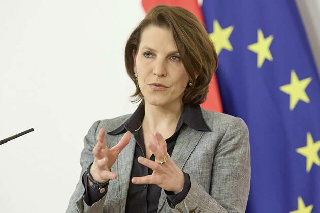 - Wien 19.02.2021 - Coronavirus Krise - Heute am Nachmittag hat die Europa- und Verfassungsministerin Karoline Edtstadler (ÖVP) zu einer kurzfristig angesetzten Pressekonferenz zum Thema: Bundesstaatsanwalt ins Bundeskanzleramt geladen. PHOTO: Verfassungsministerin Karoline Edtstadler (ÖVP) während der PK Vienna, Austria - Coronavirus Crisis - This afternoon, the ÖVP invited to a short-term press conference on the subject: federal attorney . PK Edtstadler zu Bundesstaatsanwalt