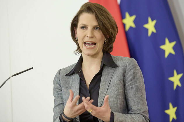 - Wien 19.02.2021 - Coronavirus Krise - Heute am Nachmittag hat die Europa- und Verfassungsministerin Karoline Edtstadler (ÖVP) zu einer kurzfristig angesetzten Pressekonferenz zum Thema: Bundesstaatsanwalt ins Bundeskanzleramt geladen. PHOTO: Verfassungsministerin Karoline Edtstadler (ÖVP) während der PK Vienna, Austria - Coronavirus Crisis - This afternoon, the ÖVP invited to a short-term press conference on the subject: federal attorney . PK Edtstadler zu Bundesstaatsanwalt