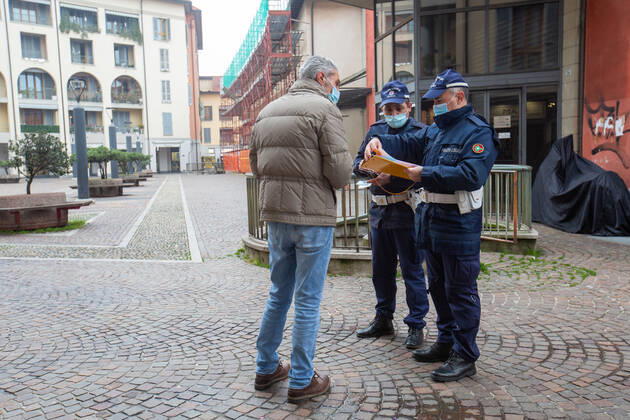 Milan, red zone of Bollate, checks by the local police of Milan to enforce the lockdown Editorial Usage Only  Copyright: xMassimoxAlbericox xIPAx