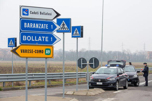 Milan, checkpoint of the carabinieri to enforce the lockdown in the red zone of Bollate Editorial Usage Only  Copyright: xMassimoxAlbericox xIPAx