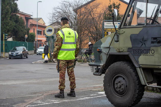 Milan, joint checkpoint of police and army to enforce the lockdown in the red zone of Bollate Editorial Usage Only  Copyright: xMassimoxAlbericox xIPAx