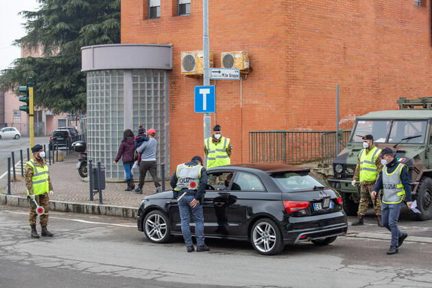Milan, joint checkpoint of police and army to enforce the lockdown in the red zone of Bollate Editorial Usage Only  Copyright: xMassimoxAlbericox xIPAx