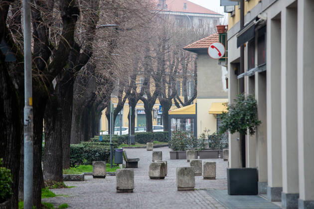 Milan, red zone in Bollate for the English variants of Covid 19 found in some schools. Closed shops, completely deserted streets and squares. Editorial Usage Only  Copyright: xMassimoxAlbericox xIPAx