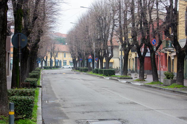 Milan, red zone in Bollate for the English variants of Covid 19 found in some schools. Closed shops, completely deserted streets and squares. Editorial Usage Only  Copyright: xMassimoxAlbericox xIPAx