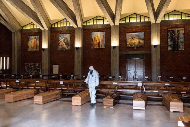News Bilder des Tages Seriate, Bergamo. March 2020. The Italian Army sanitizes the coffins of the deceased from COVID19 in the church of Seriate, before transporting them to the crematory ovens Editorial Usage Only  Copyright: xCarloxCozzolix xIPAx