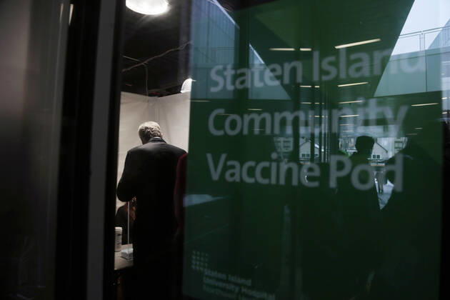 STATEN ISLAND, NY - FEBRUARY 19: New York City Mayor Bill De Blasio delivers remarks to celebrate the opening of Empire Outlets vaccination site for Covid-19 specifically for the residents of Staten Island held at Empire Outlets on Staten Island in New York City on February 19, 2021. Copyright: xmpi43 MediaPunchx