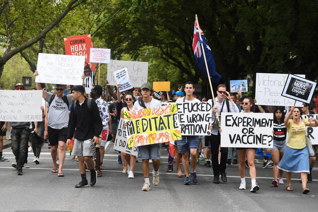 ANTI VACCINATION RALLY MELBOURNE, Protesters are seen during an anti-vaccination rally in Melbourne, Saturday, February 20, 2021. The national rollout of the Pfizer vaccine will begin on Monday in what will be the largest exercise of its kind in Australia s history. ( NO ARCHIVING, EDITORIAL USE ONLY, NO USE IN BOOKS WITHOUT CONSENT MELBOURNE VIC AUSTRALIA  Copyright: xERIKxANDERSONx 20210220001521819839