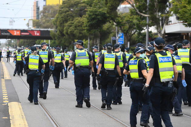 ANTI VACCINATION RALLY MELBOURNE, Police are seen during an anti-vaccination rally in Melbourne, Saturday, February 20, 2021. The national rollout of the Pfizer vaccine will begin on Monday in what will be the largest exercise of its kind in Australia s history. ( NO ARCHIVING, EDITORIAL USE ONLY, NO USE IN BOOKS WITHOUT CONSENT MELBOURNE VIC AUSTRALIA Copyright: xERIKxANDERSONx 20210220001521819901