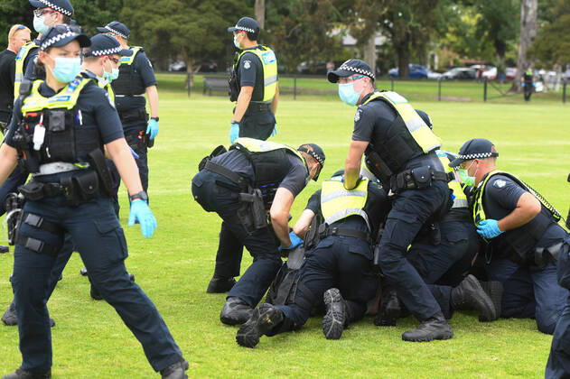 ANTI VACCINATION RALLY MELBOURNE, Police arrest a protester during an anti-vaccination rally in Melbourne, Saturday, February 20, 2021. The national rollout of the Pfizer vaccine will begin on Monday in what will be the largest exercise of its kind in Australia s history. ( NO ARCHIVING, EDITORIAL USE ONLY, NO USE IN BOOKS WITHOUT CONSENT MELBOURNE VIC AUSTRALIA Copyright: xERIKxANDERSONx 20210220001521821453