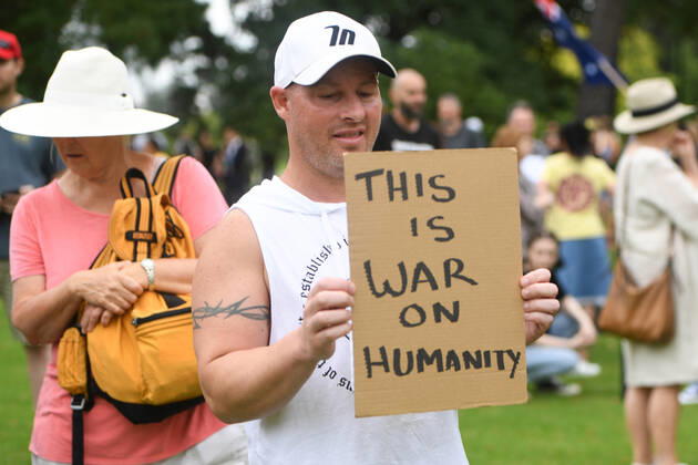 ANTI VACCINATION RALLY MELBOURNE, Protesters are seen during an anti-vaccination rally in Melbourne, Saturday, February 20, 2021. The national rollout of the Pfizer vaccine will begin on Monday in what will be the largest exercise of its kind in Australia s history. ( NO ARCHIVING, EDITORIAL USE ONLY, NO USE IN BOOKS WITHOUT CONSENT MELBOURNE VIC AUSTRALIA Copyright: xERIKxANDERSONx 20210220001521821475