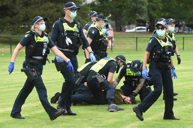 ANTI VACCINATION RALLY MELBOURNE, Police arrest protesters during an anti-vaccination rally in Melbourne, Saturday, February 20, 2021. The national rollout of the Pfizer vaccine will begin on Monday in what will be the largest exercise of its kind in Australia s history. ( NO ARCHIVING, EDITORIAL USE ONLY, NO USE IN BOOKS WITHOUT CONSENT MELBOURNE VIC AUSTRALIA Copyright: xERIKxANDERSONx 20210220001521821497