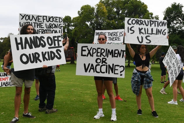 ANTI VACCINATION RALLY MELBOURNE, Protesters are seen during an anti-vaccination rally in Melbourne, Saturday, February 20, 2021. The national rollout of the Pfizer vaccine will begin on Monday in what will be the largest exercise of its kind in Australia s history. ( NO ARCHIVING, EDITORIAL USE ONLY, NO USE IN BOOKS WITHOUT CONSENT MELBOURNE VIC AUSTRALIA  Copyright: xERIKxANDERSONx 20210220001521821519