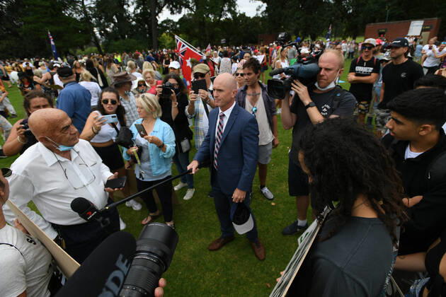 ANTI VACCINATION RALLY MELBOURNE, Protesters surround Channel 7 reporter Paul Dowsley during an anti-vaccination rally in Melbourne, Saturday, February 20, 2021. The national rollout of the Pfizer vaccine will begin on Monday in what will be the largest exercise of its kind in Australia s history. ( NO ARCHIVING, EDITORIAL USE ONLY, NO USE IN BOOKS WITHOUT CONSENT MELBOURNE VIC AUSTRALIA  Copyright: xERIKxANDERSONx 20210220001521821721
