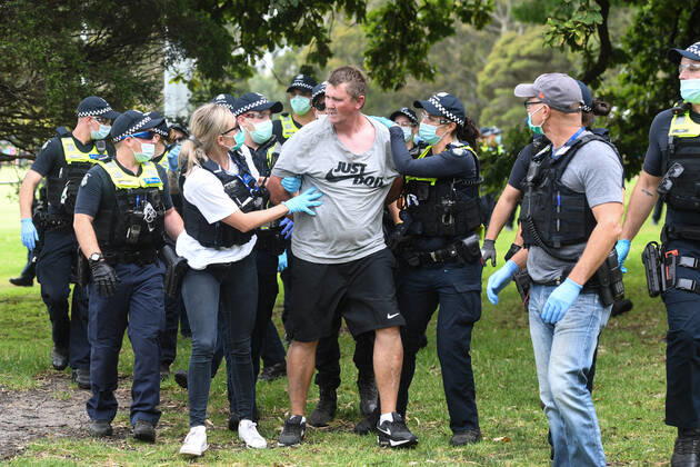ANTI VACCINATION RALLY MELBOURNE, A protester argues with police as he is arrested during an anti-vaccination rally in Melbourne, Saturday, February 20, 2021. The national rollout of the Pfizer vaccine will begin on Monday in what will be the largest exercise of its kind in Australia s history. ( NO ARCHIVING, EDITORIAL USE ONLY, NO USE IN BOOKS WITHOUT CONSENT MELBOURNE VIC AUSTRALIA  Copyright: xERIKxANDERSONx 20210220001521821769