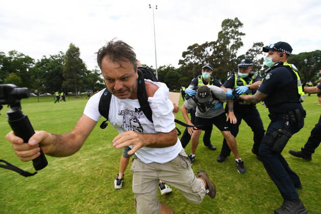 ANTI VACCINATION RALLY MELBOURNE, Police arrest a protester during an anti-vaccination rally in Melbourne, Saturday, February 20, 2021. The national rollout of the Pfizer vaccine will begin on Monday in what will be the largest exercise of its kind in Australia s history. ( NO ARCHIVING, EDITORIAL USE ONLY, NO USE IN BOOKS WITHOUT CONSENT MELBOURNE VIC AUSTRALIA Copyright: xERIKxANDERSONx 20210220001521821801
