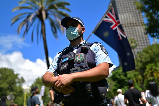 ANTI VACCINATION RALLY SYDNEY, Police officers prevent people from entering an anti-vaccination rally in Sydney, Saturday, February 20, 2021. The national rollout of the Pfizer vaccine will begin on Monday in what will be the largest exercise of its kind in Australia s history. ( NO ARCHIVING, EDITORIAL USE ONLY, NO USE IN BOOKS WITHOUT CONSENT SYDNEY NSW AUSTRALIA Copyright: xSTEVENxSAPHOREx 20210220001521821852