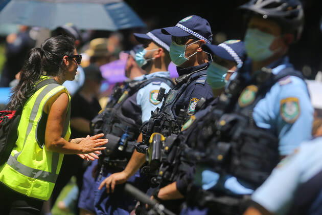 ANTI VACCINATION RALLY SYDNEY, Police officers prevent people from entering an anti-vaccination rally in Sydney, Saturday, February 20, 2021. The national rollout of the Pfizer vaccine will begin on Monday in what will be the largest exercise of its kind in Australia s history. ( NO ARCHIVING, EDITORIAL USE ONLY, NO USE IN BOOKS WITHOUT CONSENT SYDNEY NSW AUSTRALIA Copyright: xSTEVENxSAPHOREx 20210220001521822396